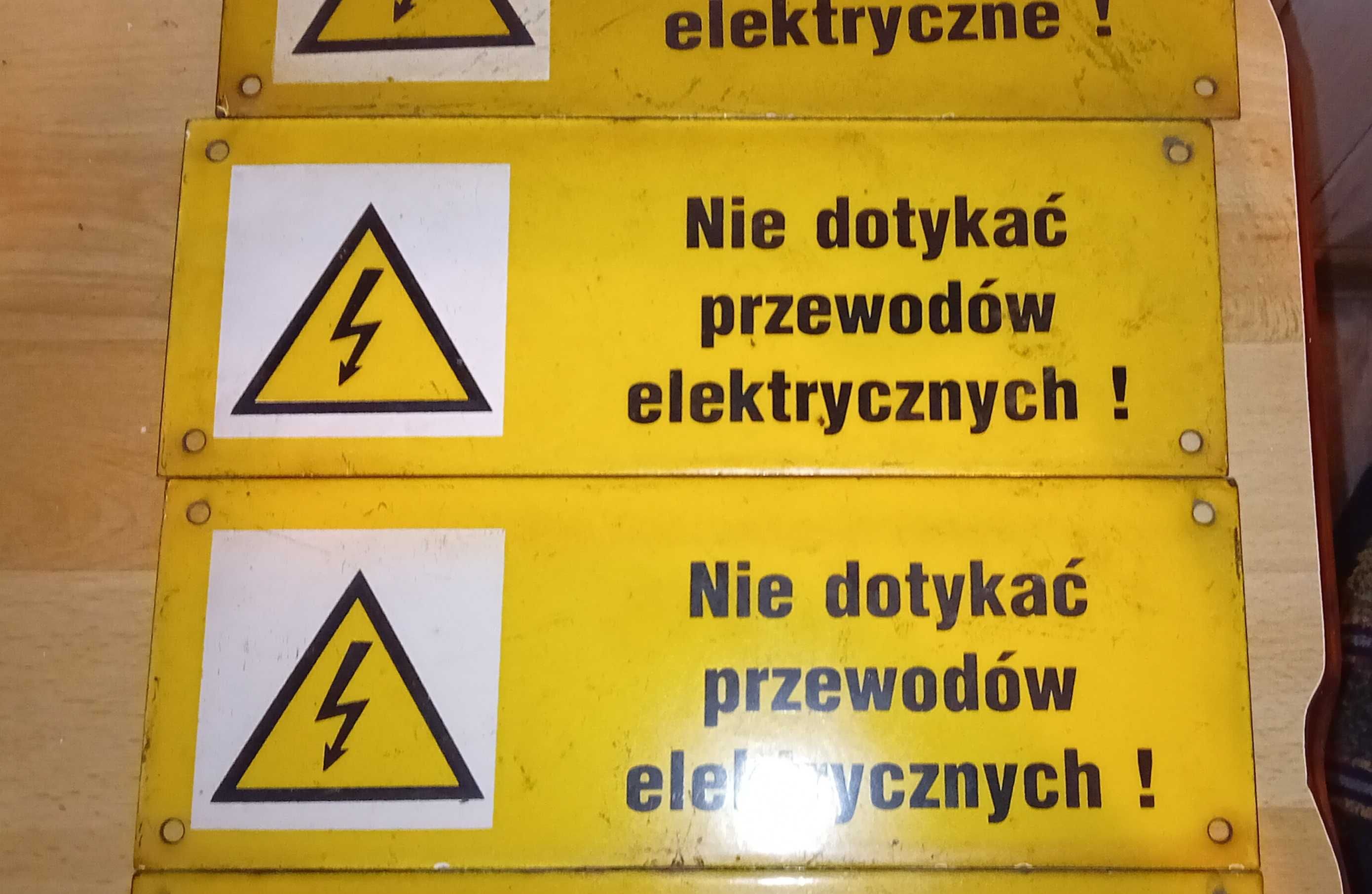 tablice nie dotykać przewodów elektrycznych