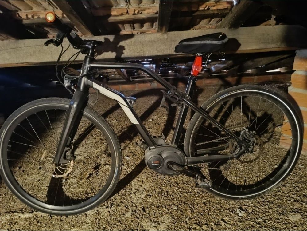 bicicleta elétrica, provavelmente um modelo Moustache Dimanche 28.