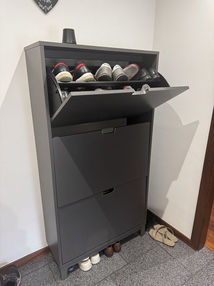 Sapateira cinzenta IKEA