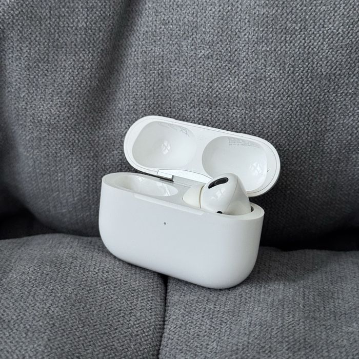 Apple Airpods Pro (кейс, 1 наушник)