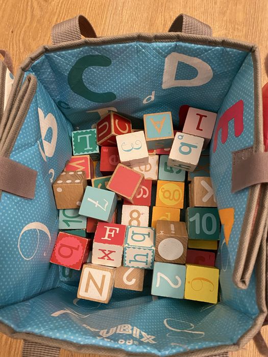 Drewniane klocki Janod Kubix z literkami