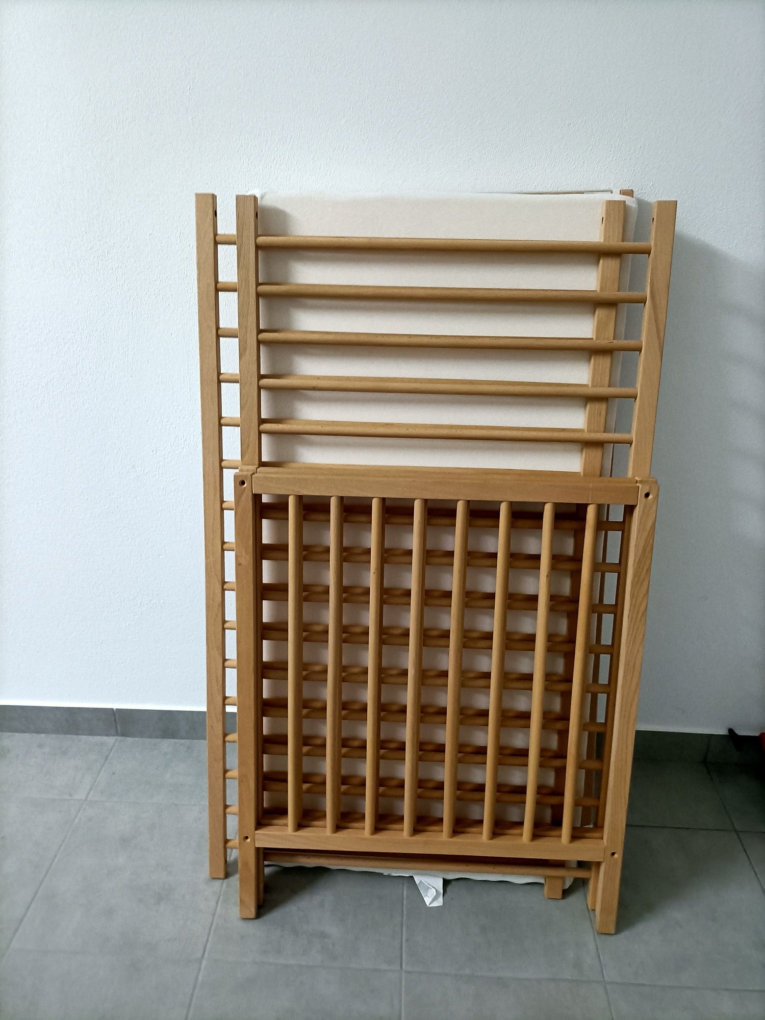 Cama de bebê do IKEA impecável