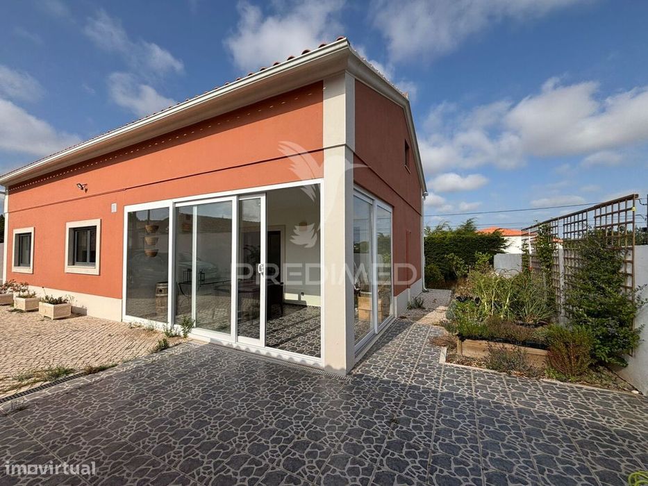 Moradia T2 + 2 situada em Trás do Outeiro