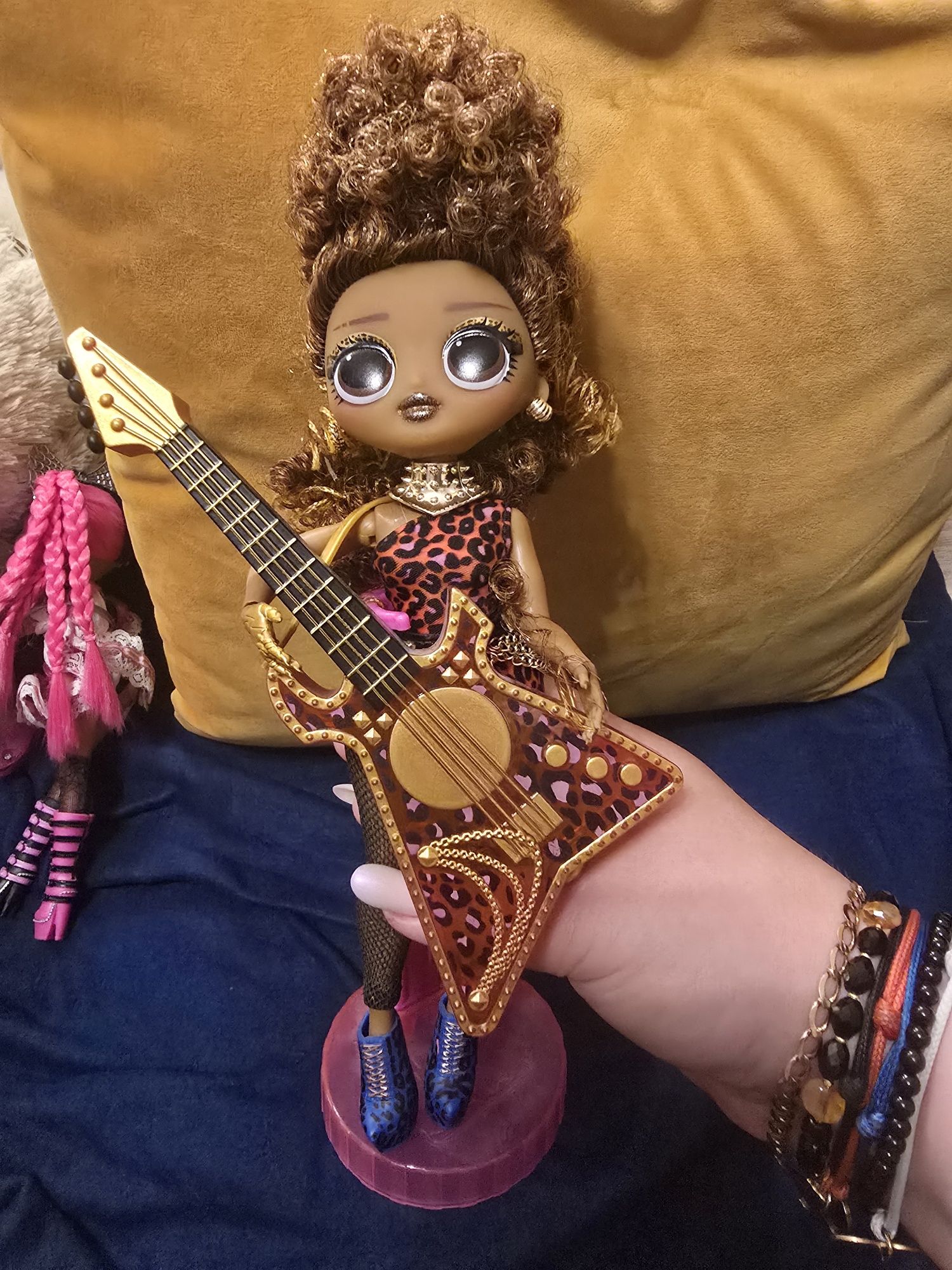 Lalka LOL OMG Ferocious z Gitarą Basową