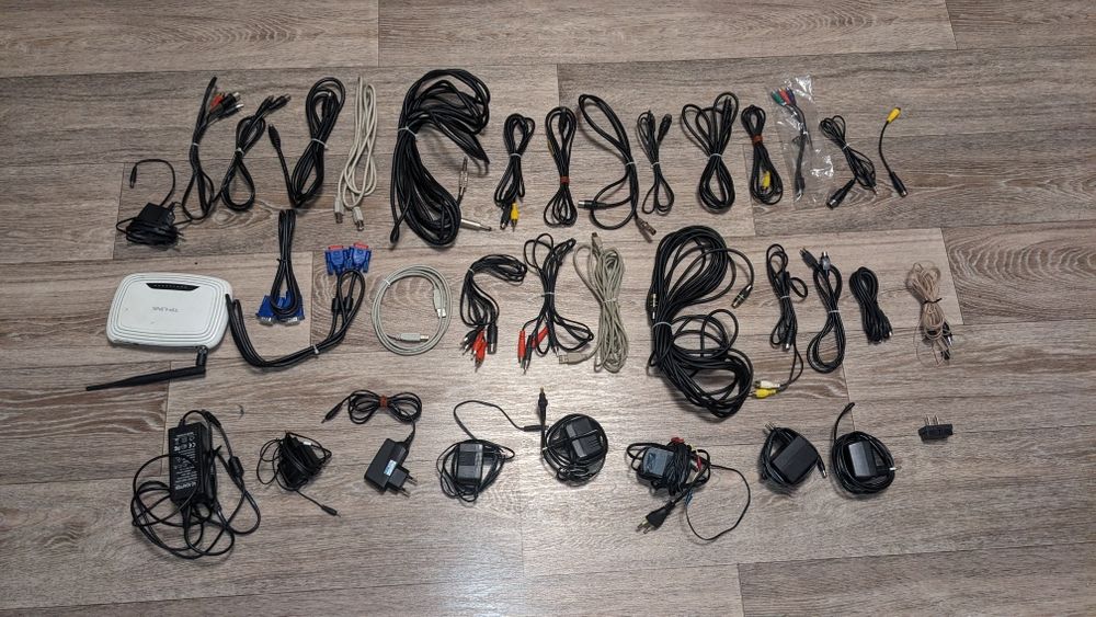 Набір шнурів, проводів, блоків живлення