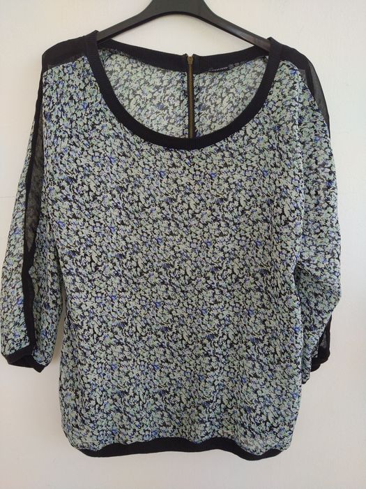 Blusa verde com padrão floral e detalhe nas mangas - Primark - Tam. 42