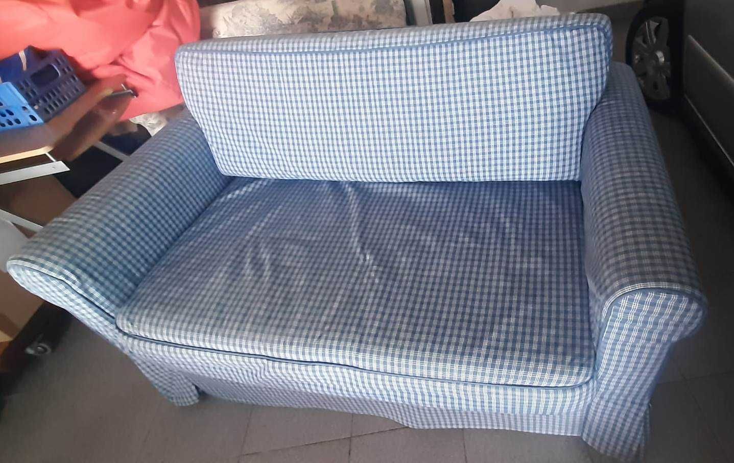 Sofá cama de casal em azul e branco