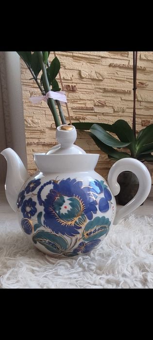 Чайник , яблуко.