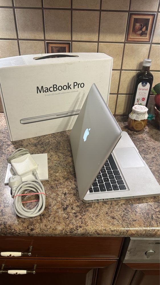 Laptop MacBook APPLE i5 + ładowarka - super stan!