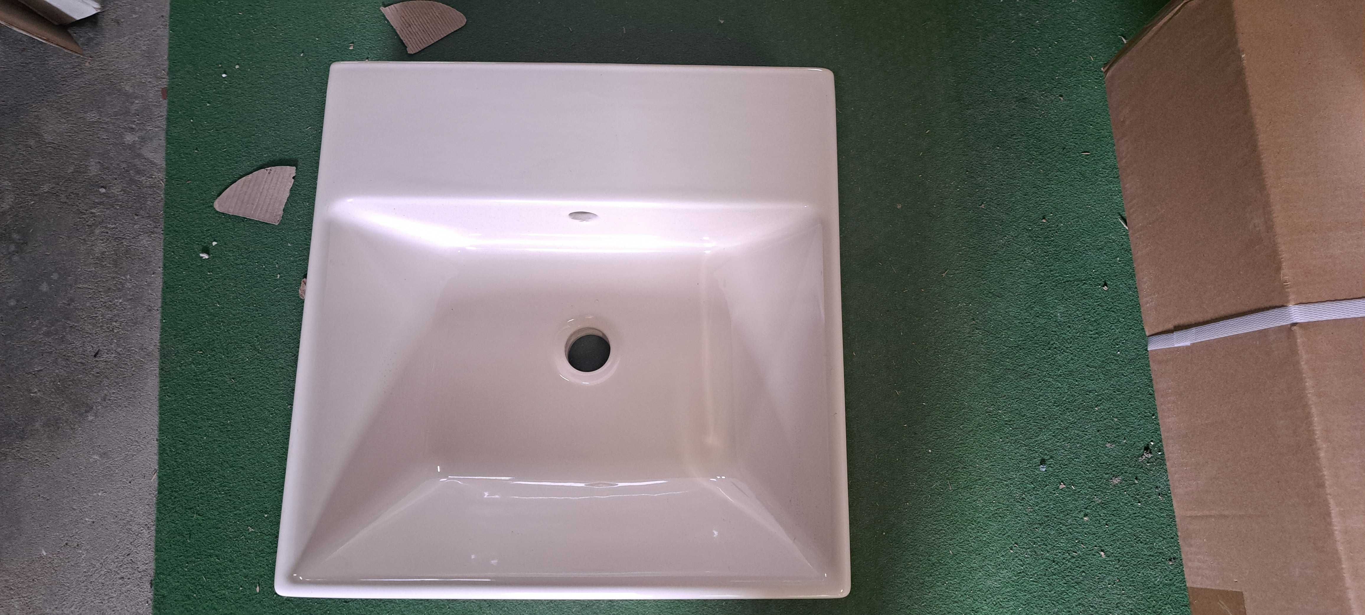 Umywalka Villeroy&Boch 50x50 bez otworu - 200 zł