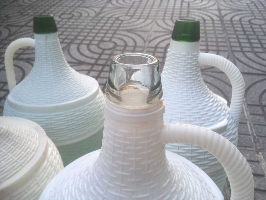 Garrafões de 5 Litros Verdes e Transparentes