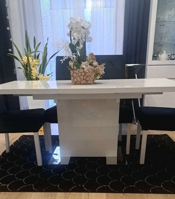 Biały stół rozkładany