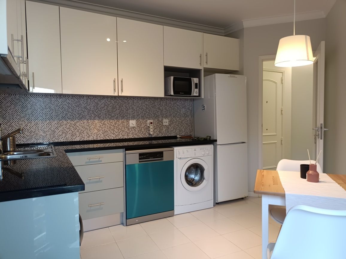 Arrenda-se apartamento T2 com 2 wc Sto. António