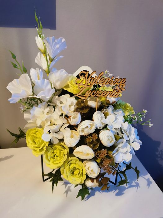 Kompozycja kwiatów w kopercie