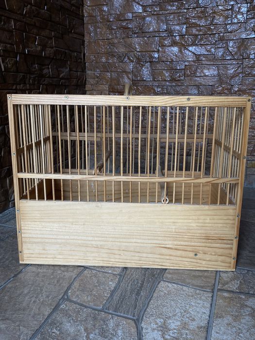 Дерев’яна клітка для птахів