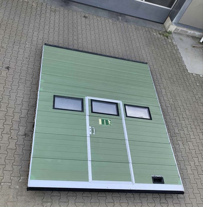 Brama 300 x 350 z drzwiami panelowa segmentowa garażowa przemysłowa
