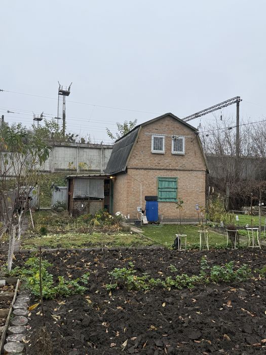 Дача з будинком в тихому місці