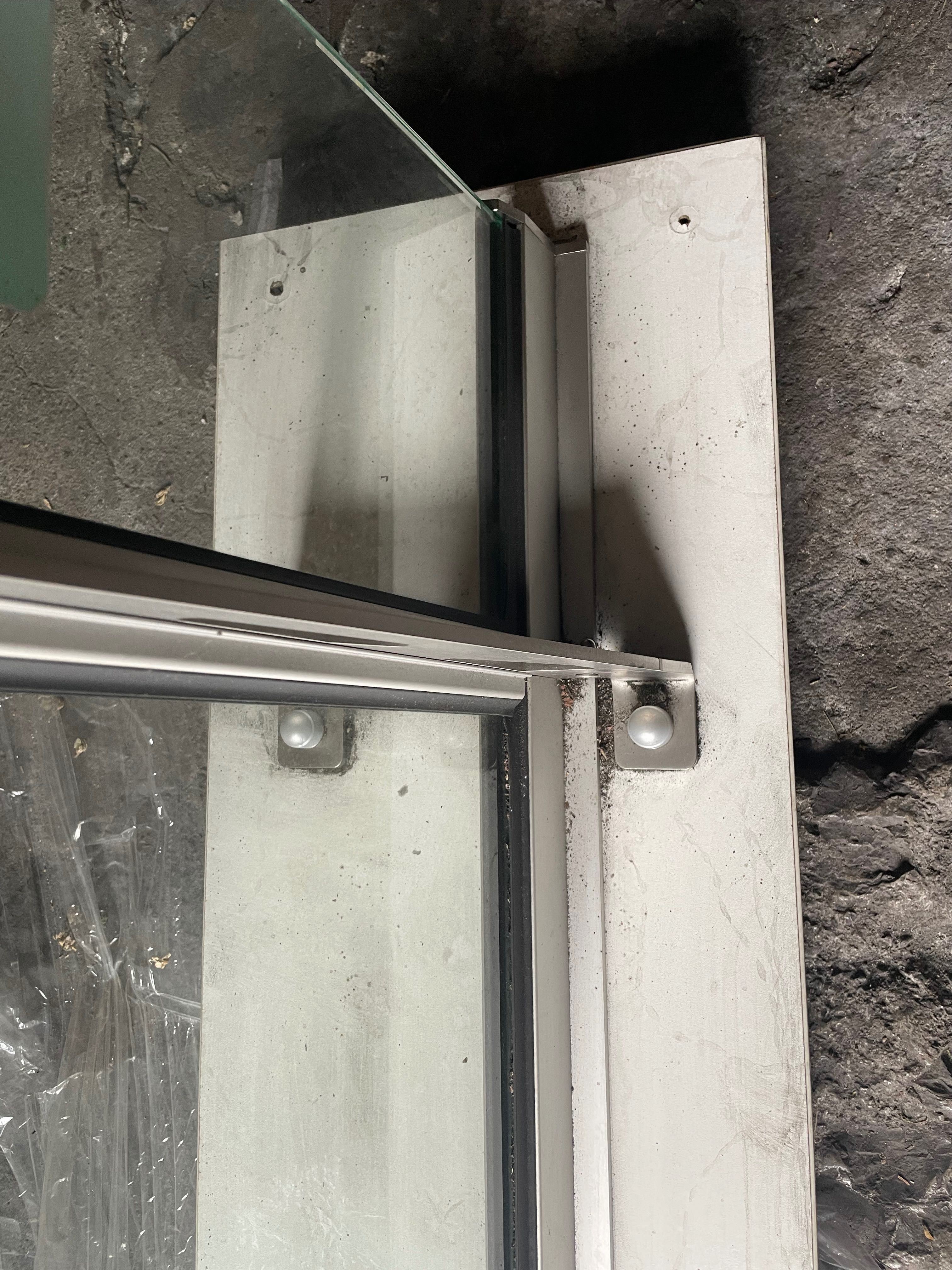 Daszek aluminiowy nad drzwi wypełnienie szkło