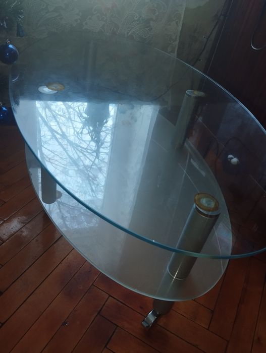 Стеклянный стол, скляний стіл