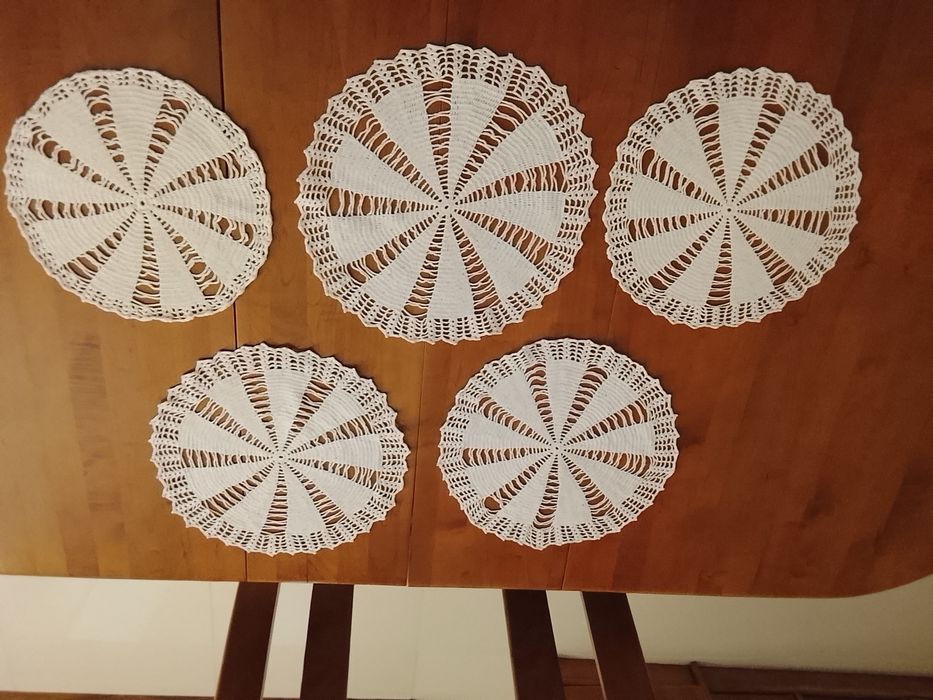 Conjunto de cinco naperons em crochê feitos á mão