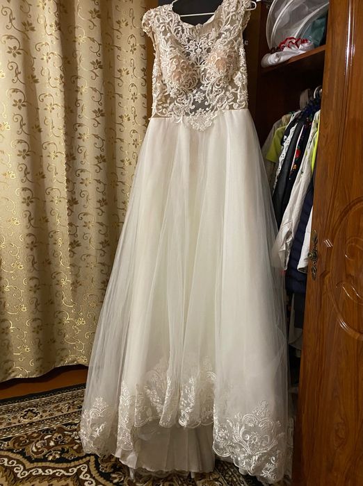 Весільна сукня зі шлейфом + підʼюпник з кільцем в подарунок