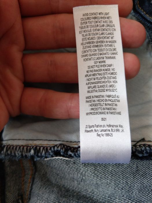 spodnie jeansowe z przetarciami dziurami i kropkami imitujacymi farbe