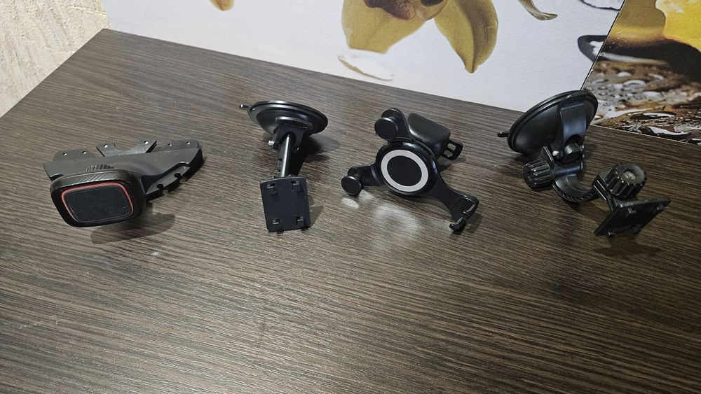 Тримачі телефонів та навігаторів