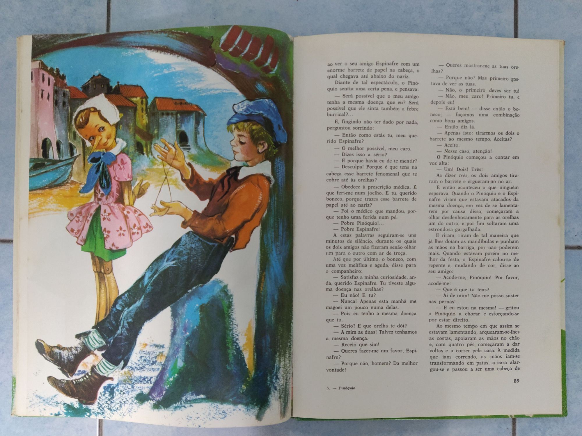 Livro antigo "As aventuras de Pinóquio"