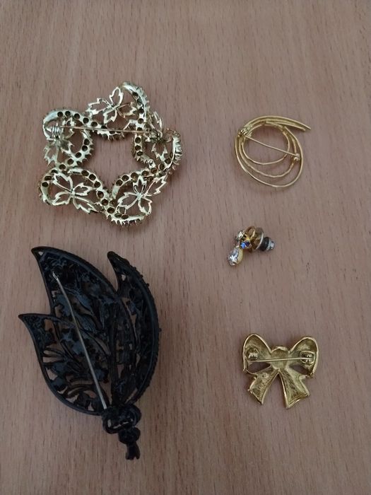 Набор брошек.Бижутерия.Очень стильные.