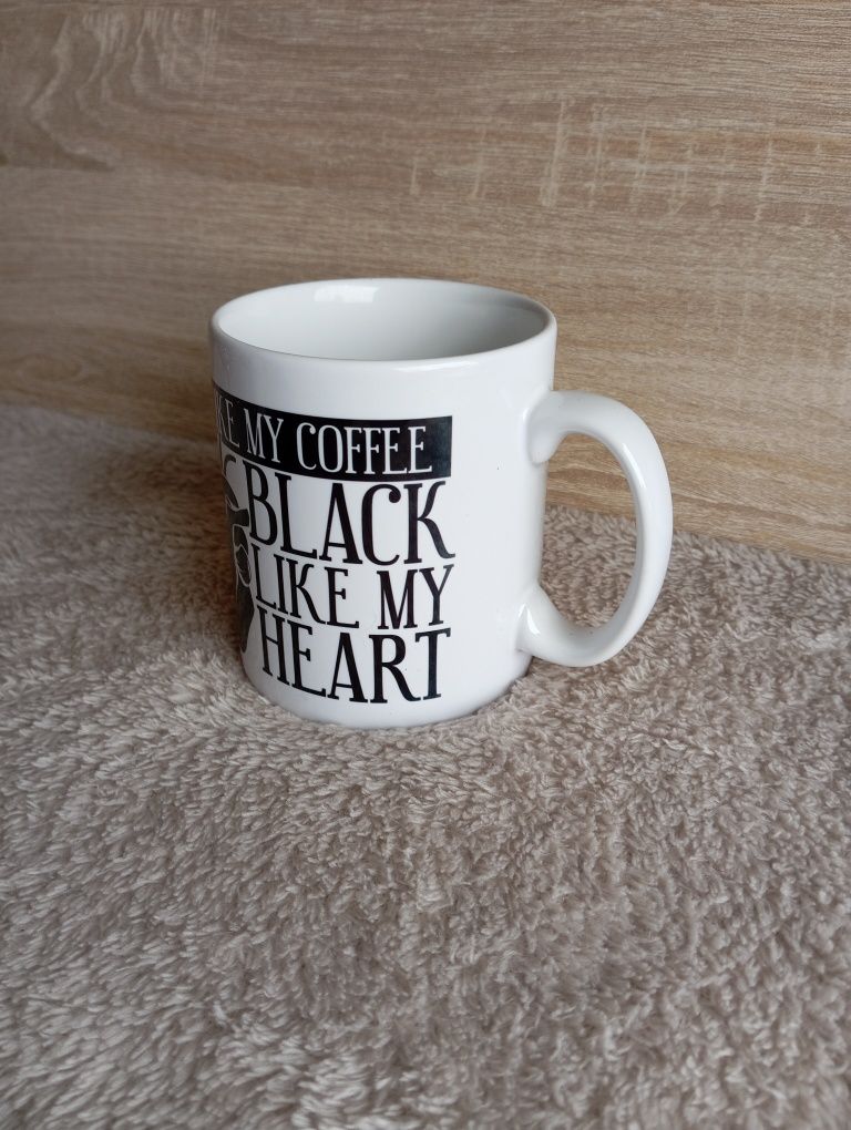 Kubek z napisem "I like my coffee ..."