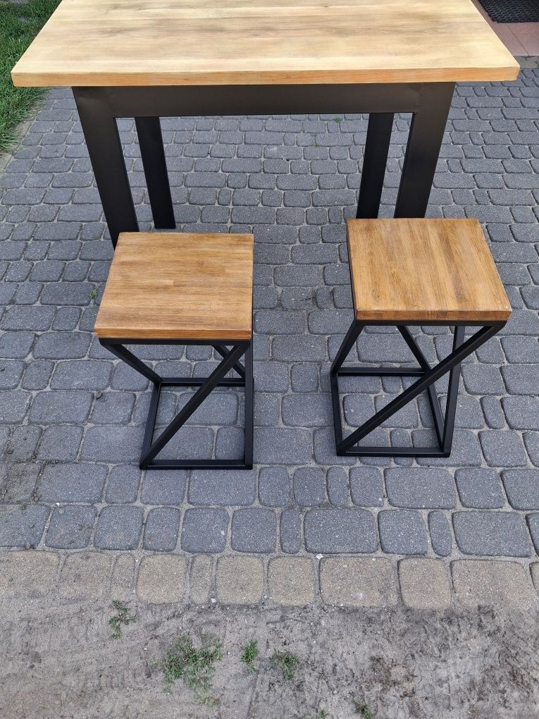 Stół  kuchenny z  taboretami