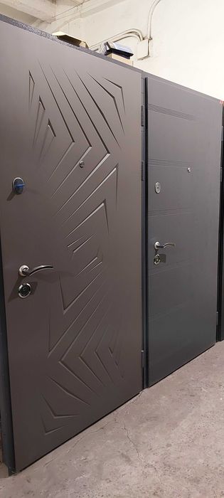 Вуличні вхідні двері в будинок входные броне  двери в дом уличные