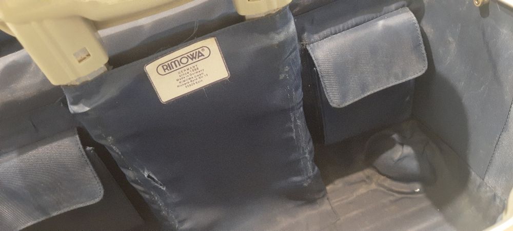 Rimowa walizka na czterech kółkach z wysuwaną rączką