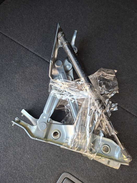 Кпіплення заднього багажника Infiniti Q60