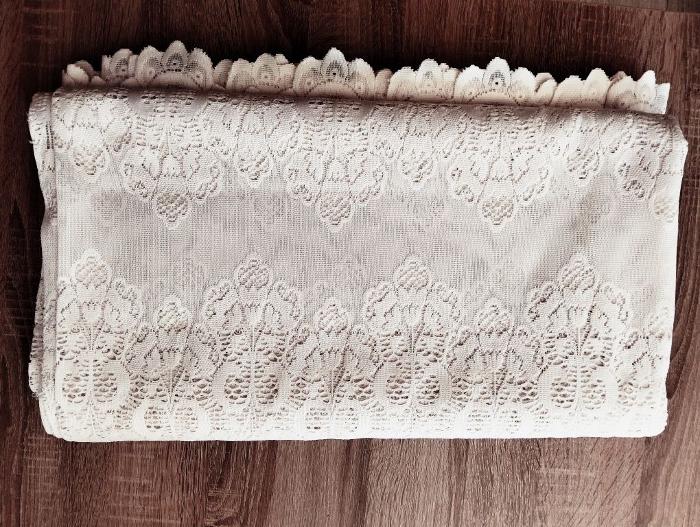 Ładne śnieżnobiałe firany 4,5 m x 2,5 m z taśmą