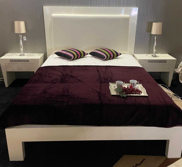 Quarto completo em branco pérola (cama, mesinhas e cómoda com espelho)