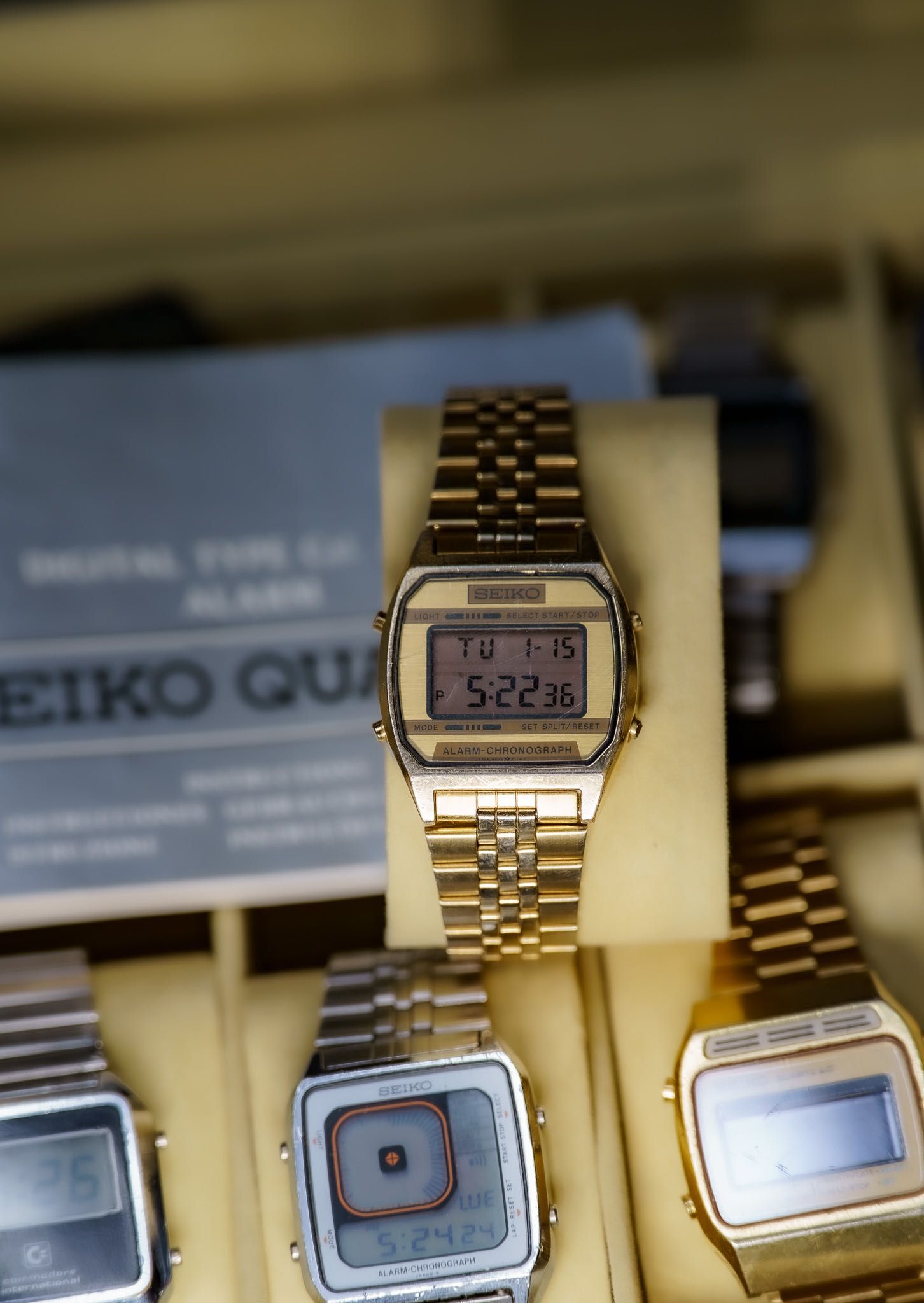 SEIKO Zegarek elektroniczny na rękę złoty model A904