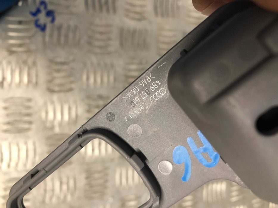 Haczyk uchwyt wieszak podsufitki prawy Audi A6 C5