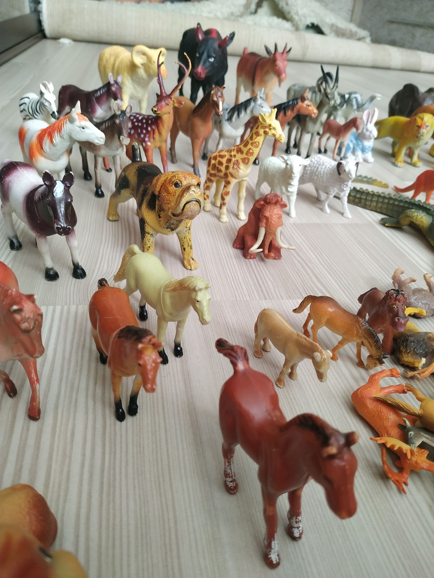 Набір іграшкових тварин свійських, диких, динозаври