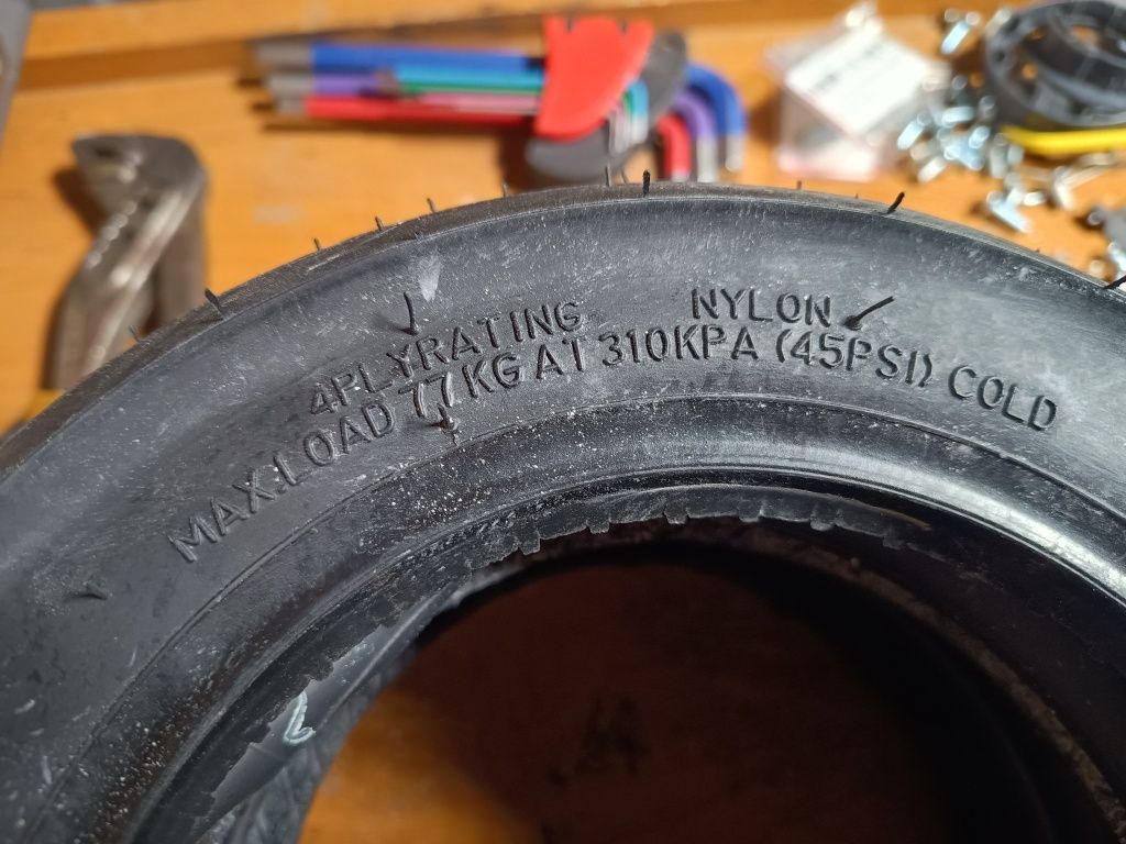 Dwie  opony , hulajnoga elektryczna