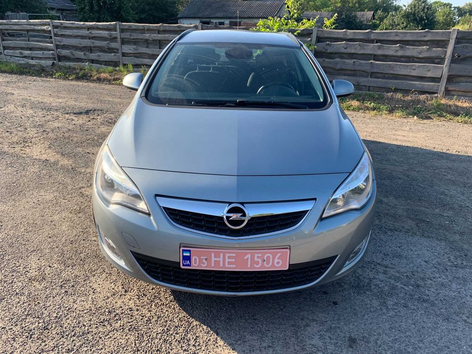 Opel Astra Sports Tourer 2011 1.6л