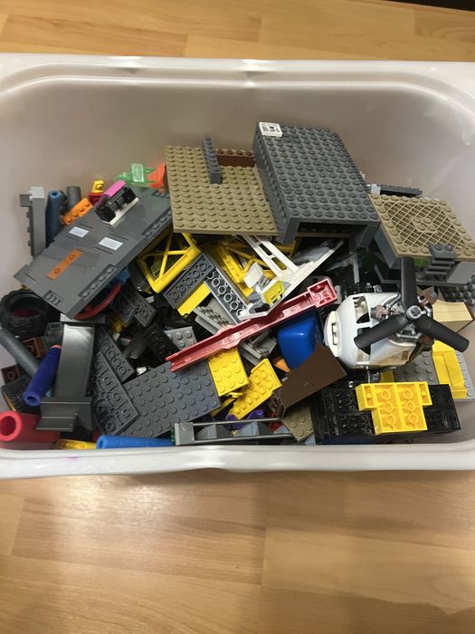 Ящик з лего з різних наблрів вагою 8.2кг