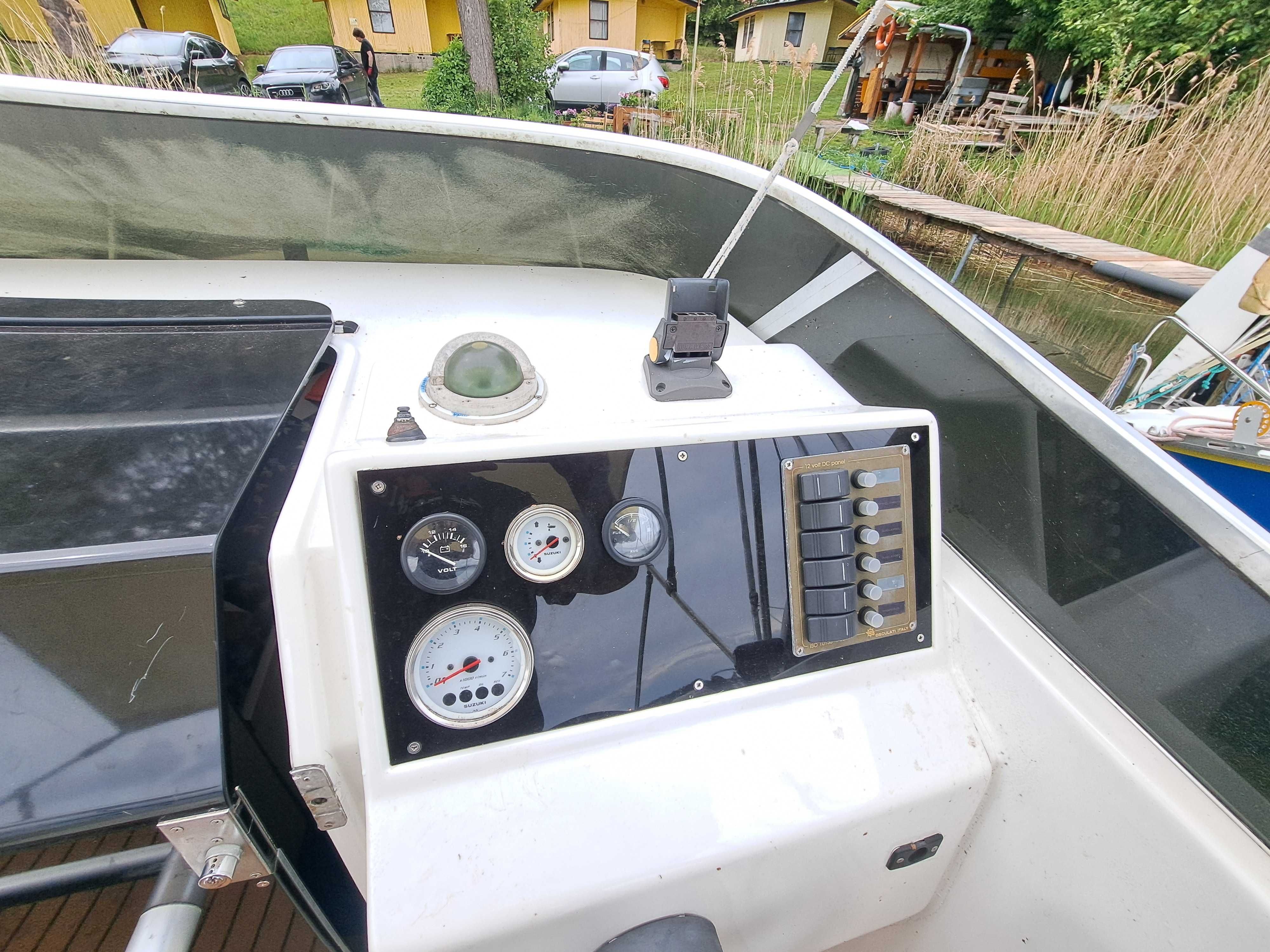 Jacht motorowy łódź motorowa
