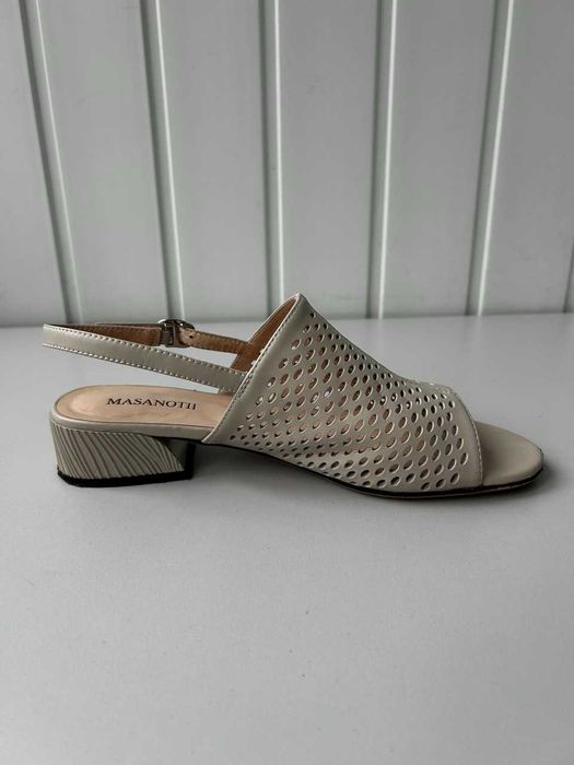 Босоніжки зі шкіри кольору тауп