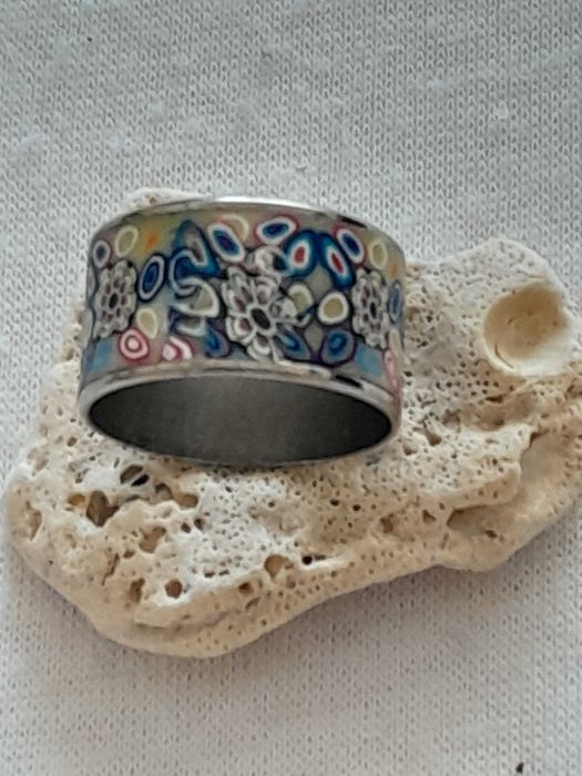 Ozdobna obraczka recznie malowana żywica