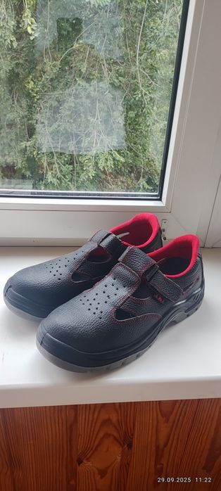 Продаю нові робочі черевикии.