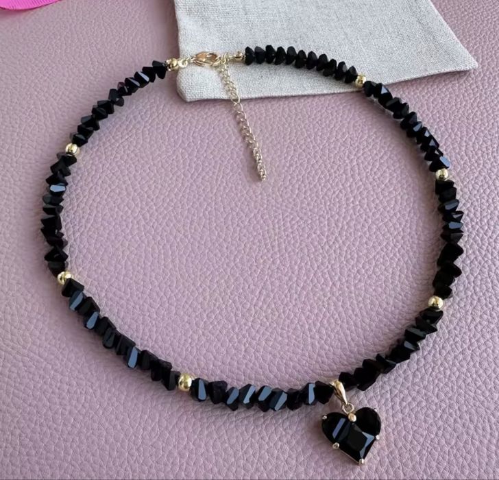 Намисто чорне із підвіскою-серцем