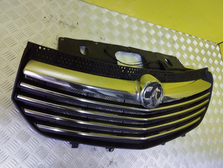 Решітка радіатора Трафик Виваро Renault Trafic 3 Opel Vivaro