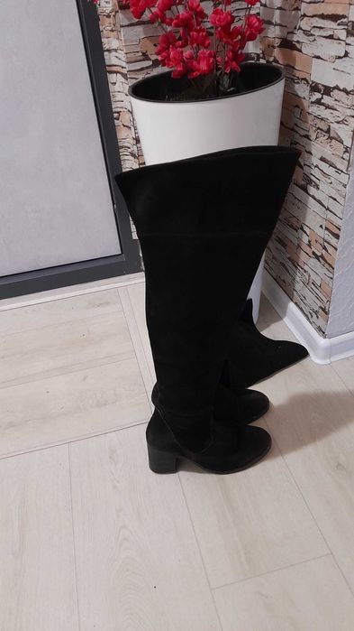 Продам замшевые сапоги