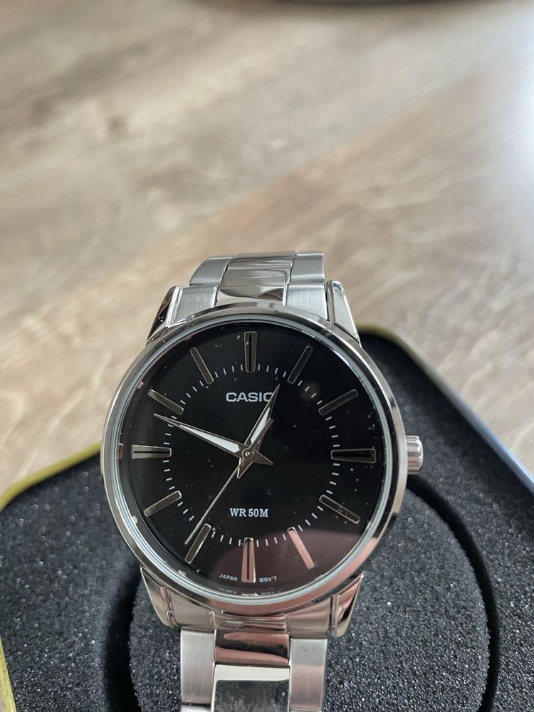 Zegarek casio srebrny